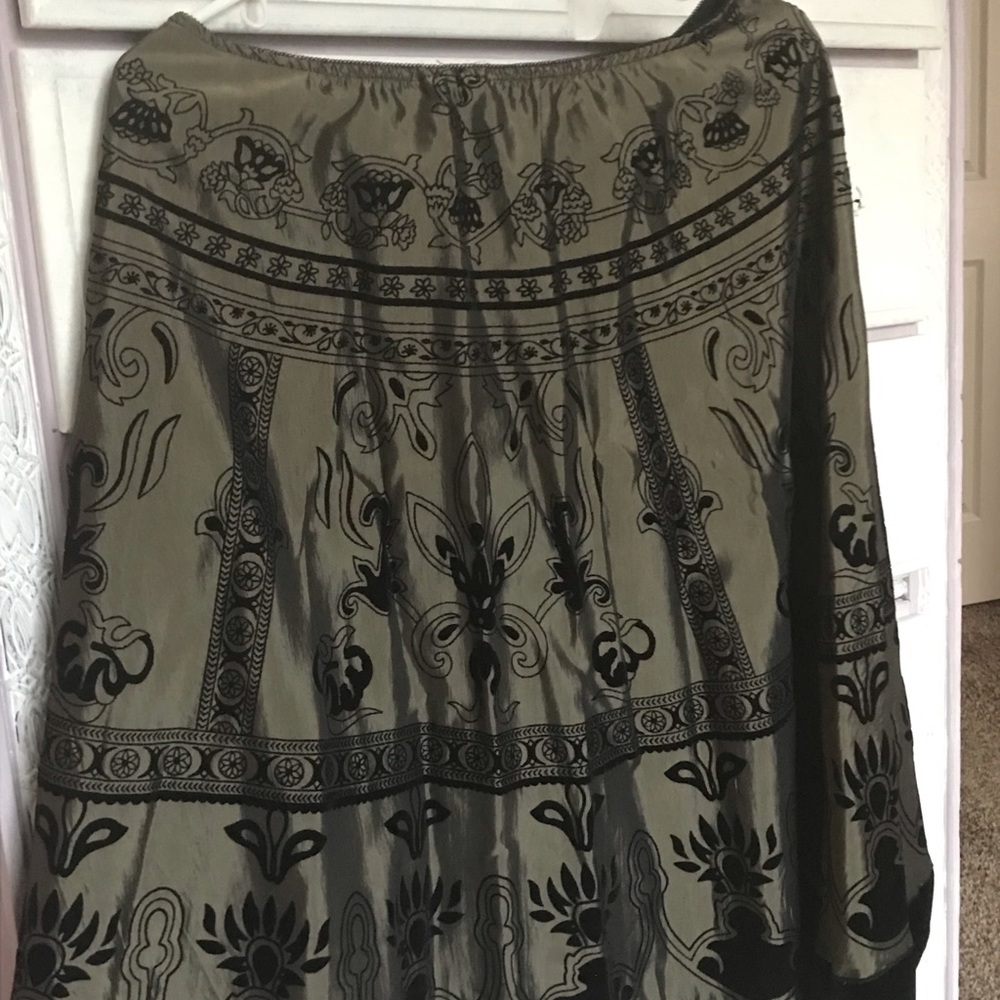 Dress barn Collection. Midi skirt L